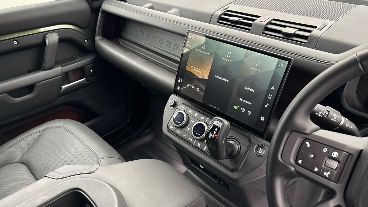 Land Rover Defender 110 Image 18