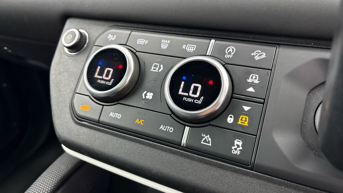 Land Rover Defender 110 Image 27
