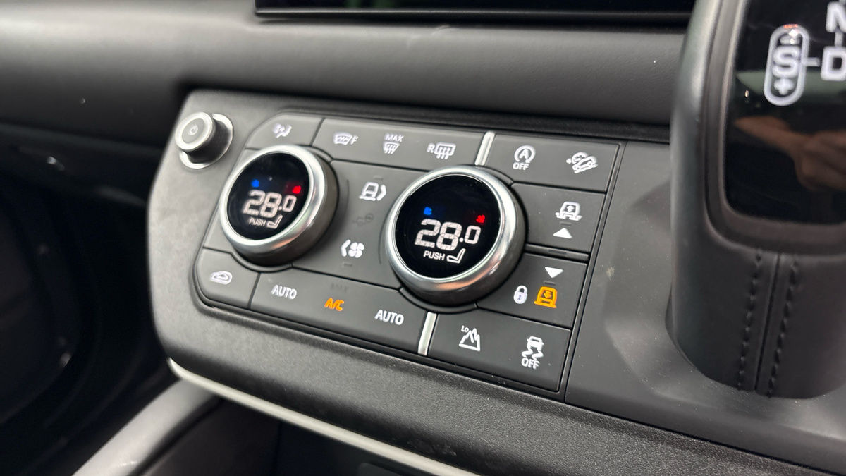 Land Rover Defender 110 Image 26