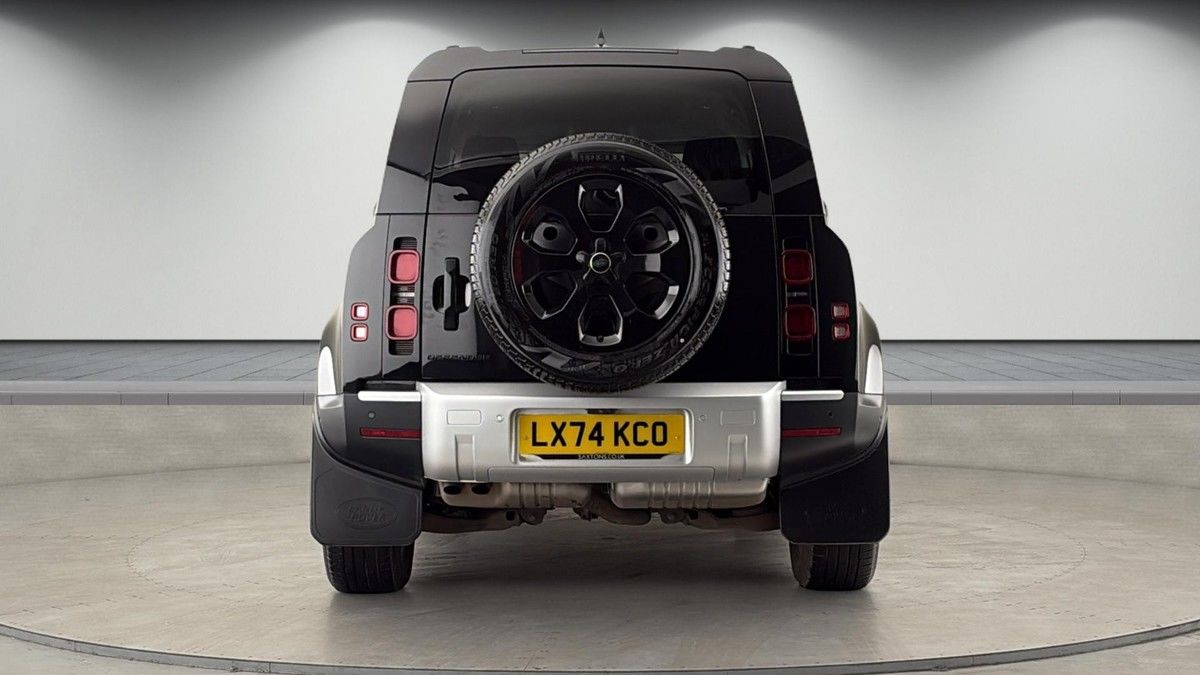 Land Rover Defender 110 Image 4