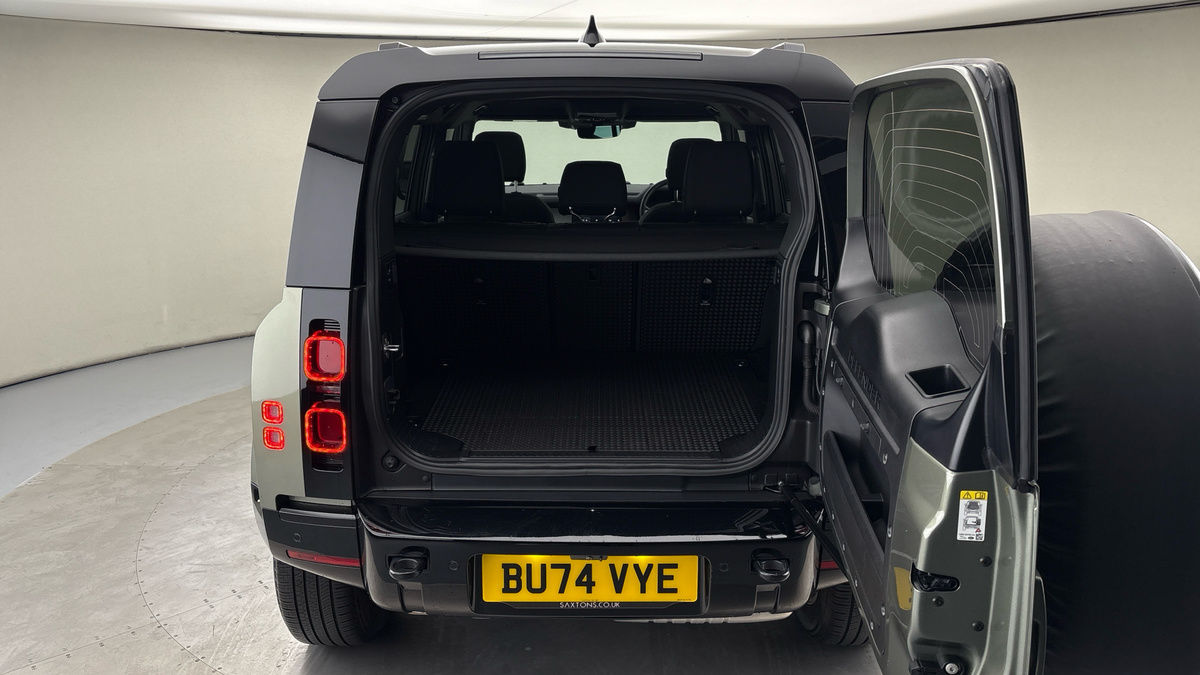 Land Rover Defender 110 Image 11