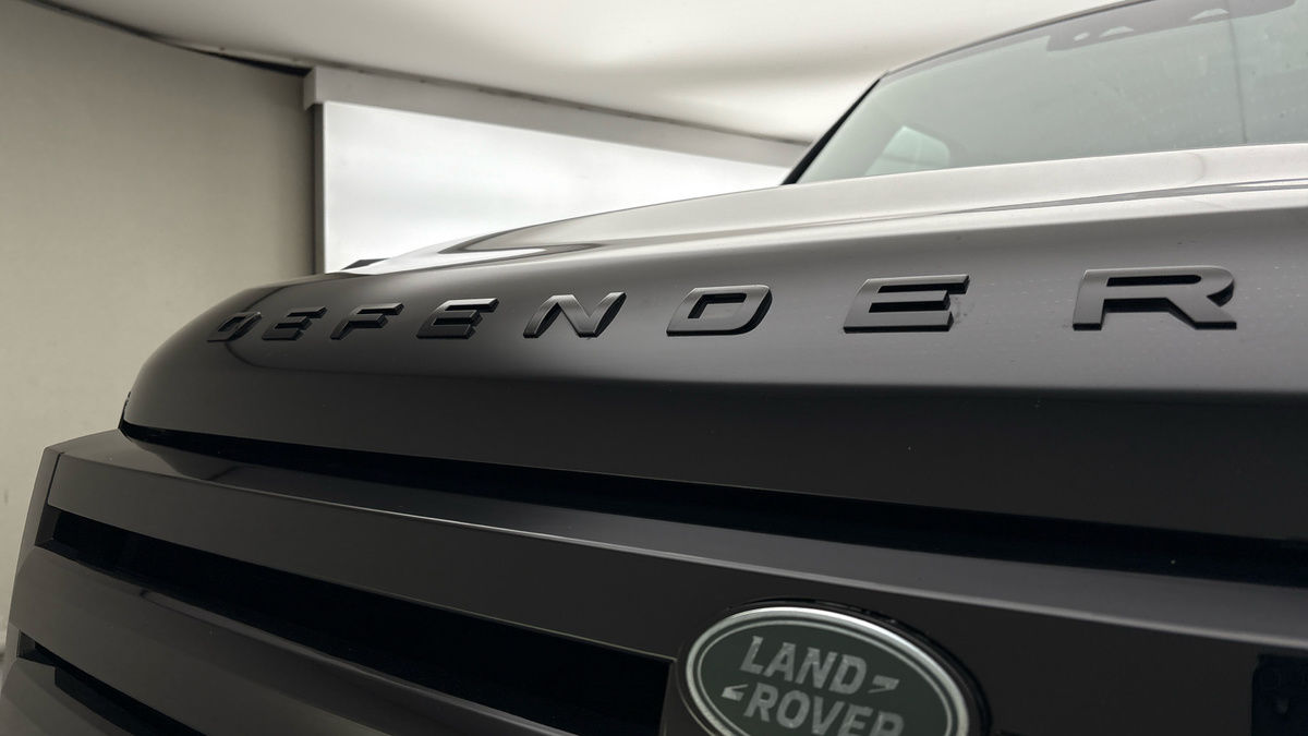 Land Rover Defender 110 Image 24