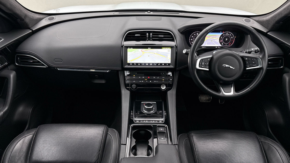 Jaguar F-PACE Image 12