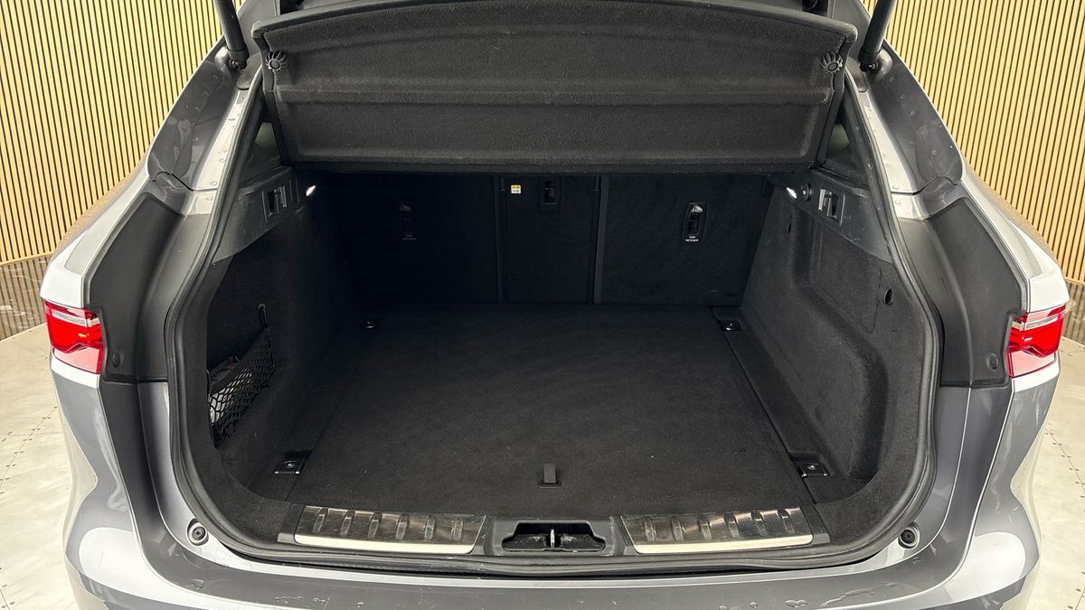 Jaguar F-PACE Image 11