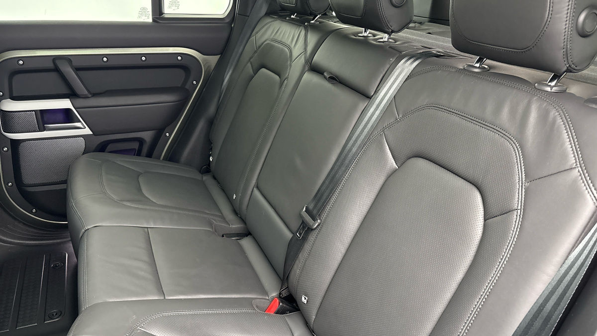 Land Rover Defender 110 Image 8