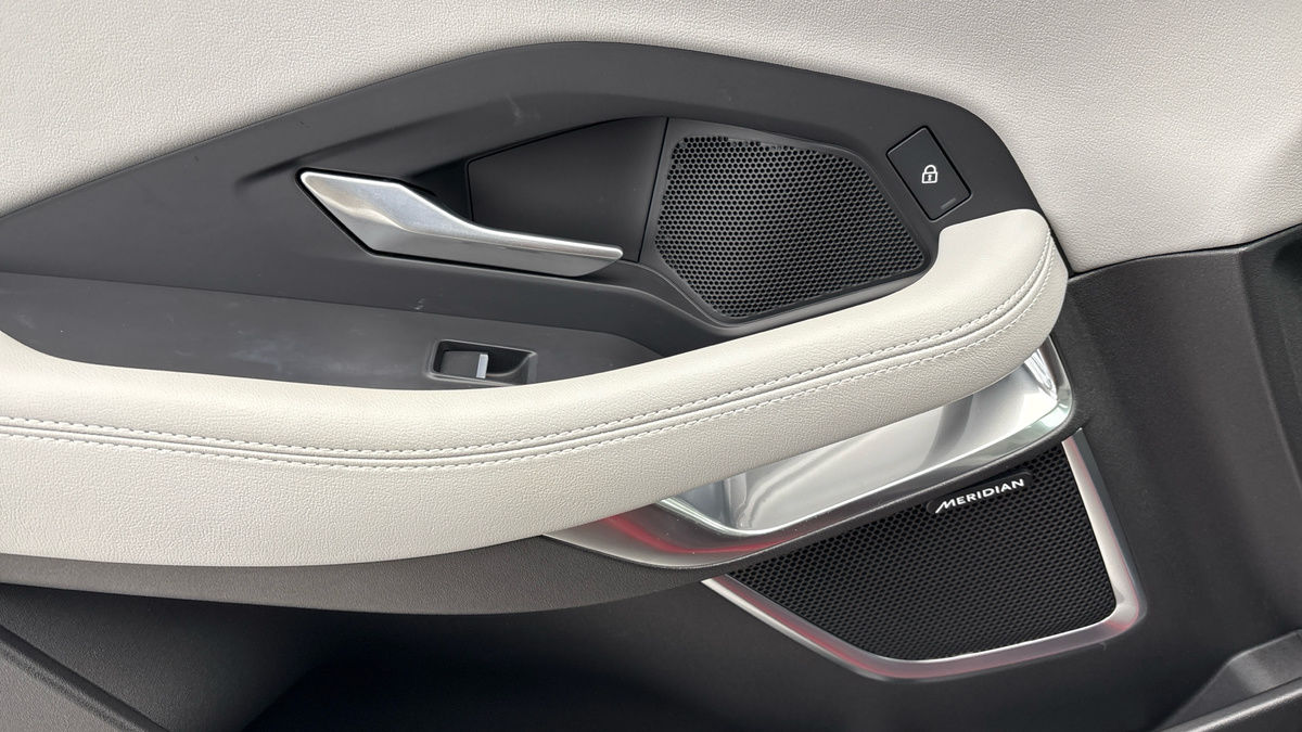 Jaguar E-PACE Image 19