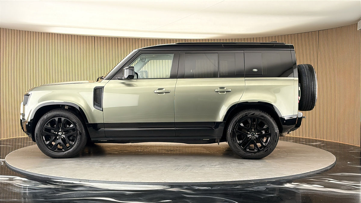 Land Rover Defender 110 Image 15