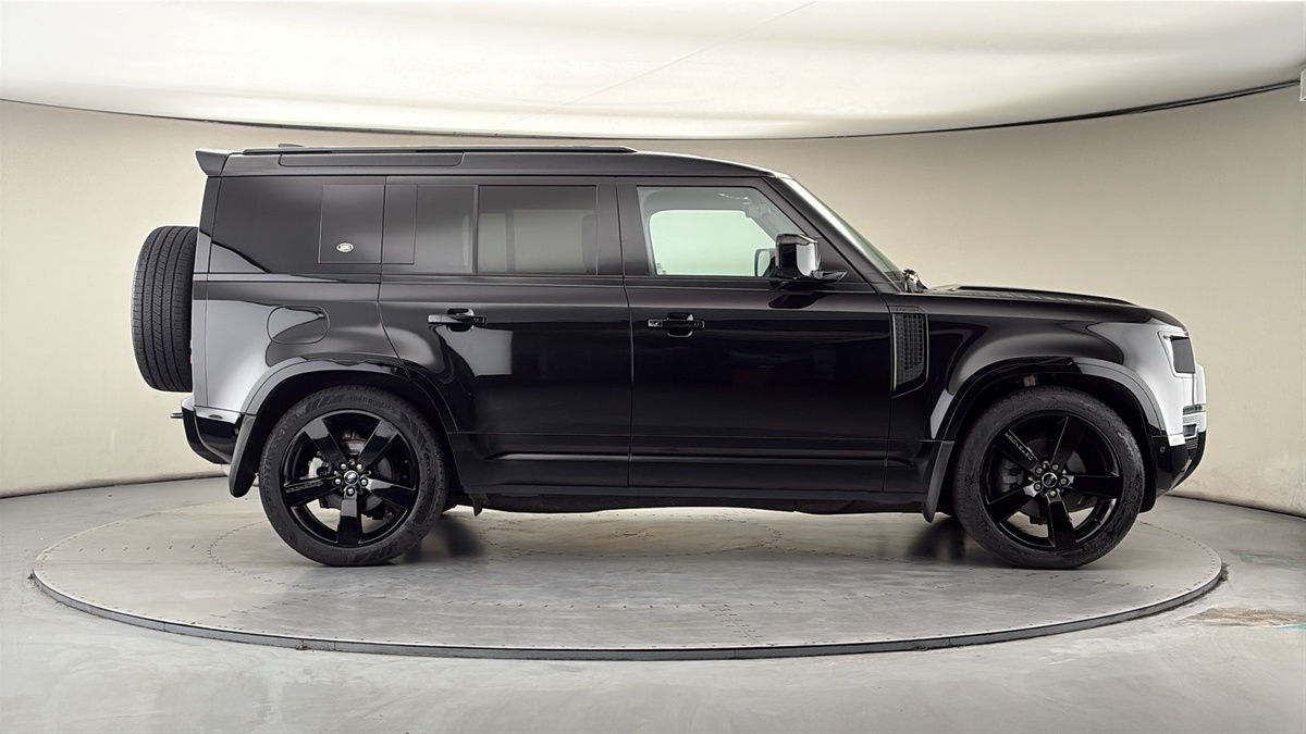 Land Rover Defender 110 Image 16