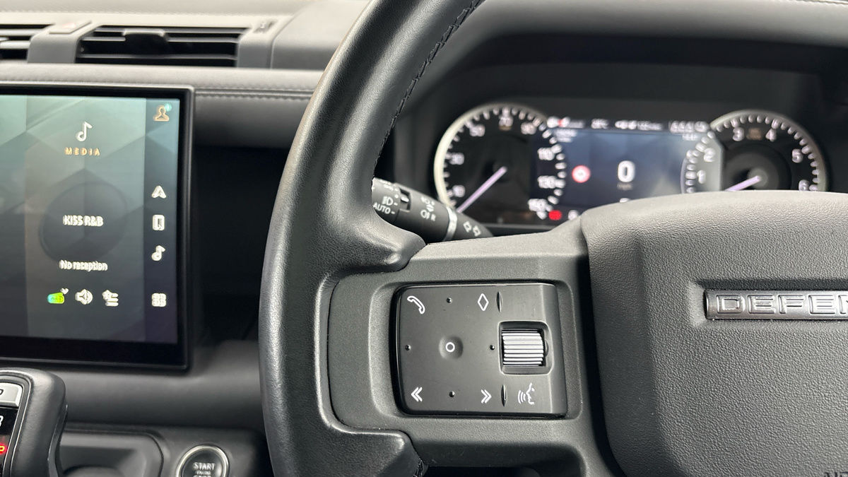 Land Rover Defender 110 Image 13
