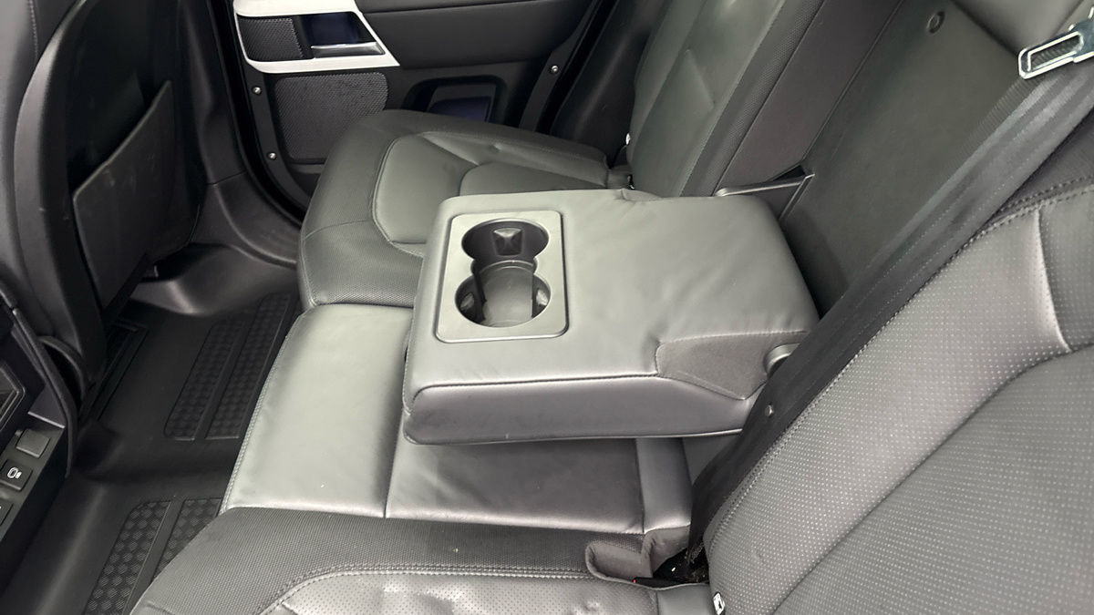 Land Rover Defender 110 Image 9