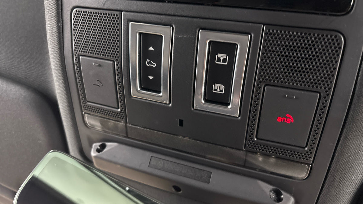 Land Rover Defender 110 Image 31