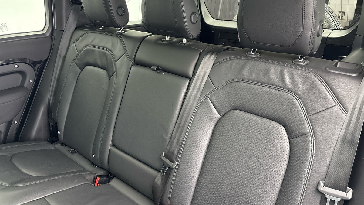 Land Rover Defender 110 Image 8