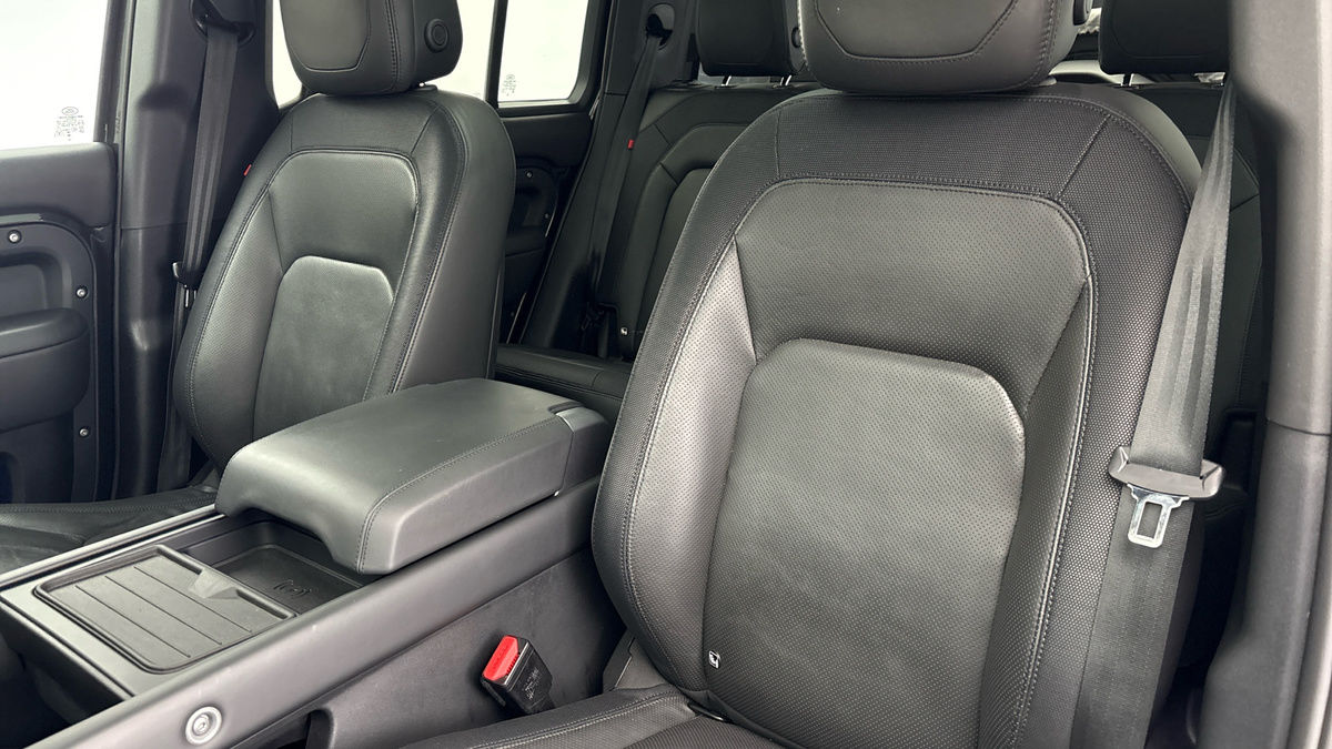 Land Rover Defender 110 Image 7