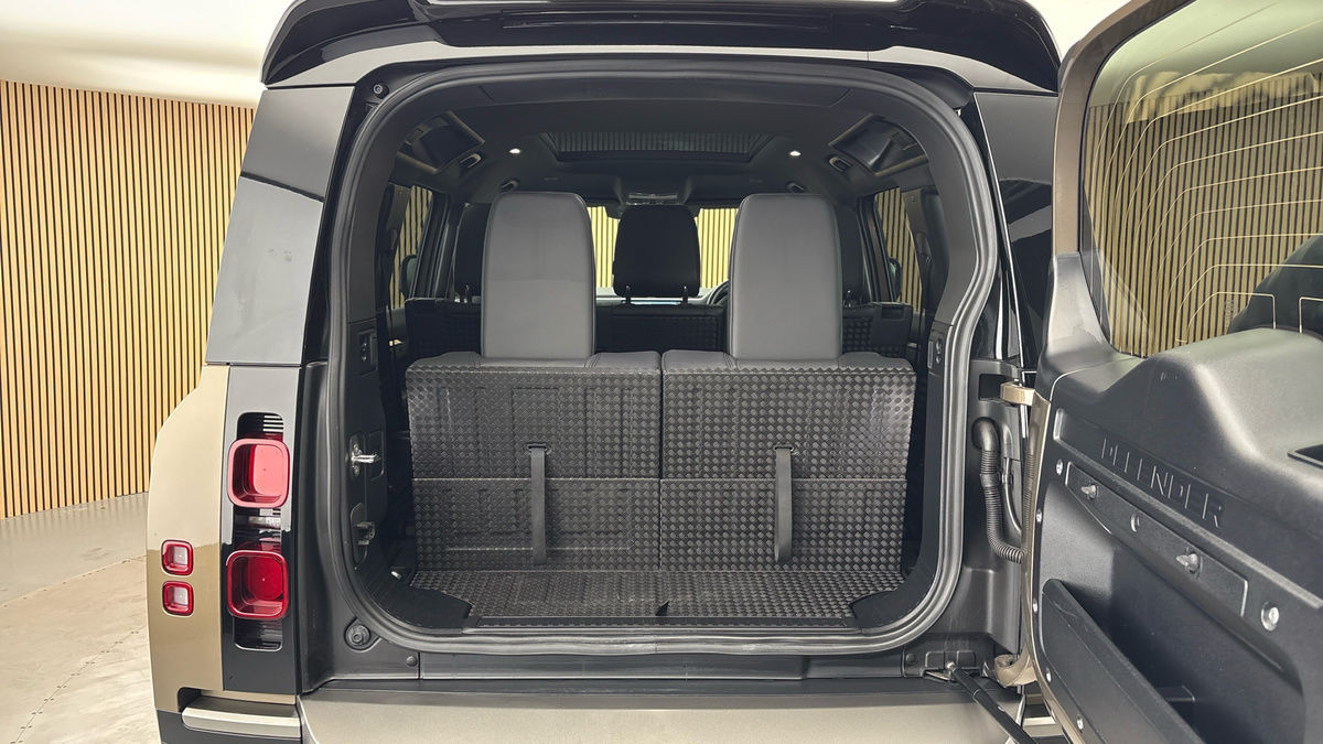 Land Rover Defender 110 Image 11