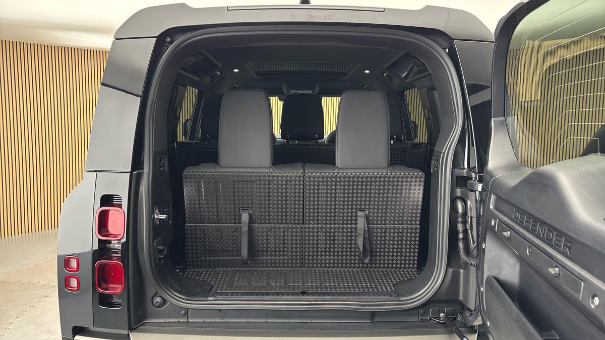 Land Rover Defender 110 Image 11