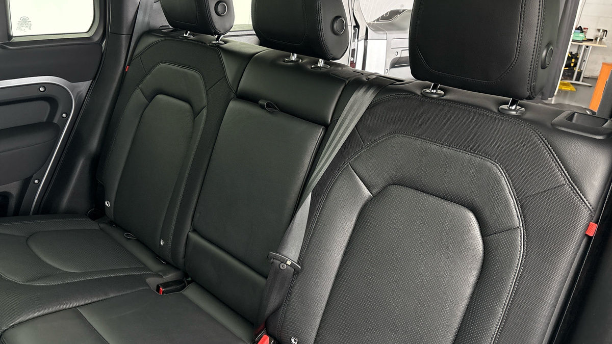 Land Rover Defender 110 Image 8