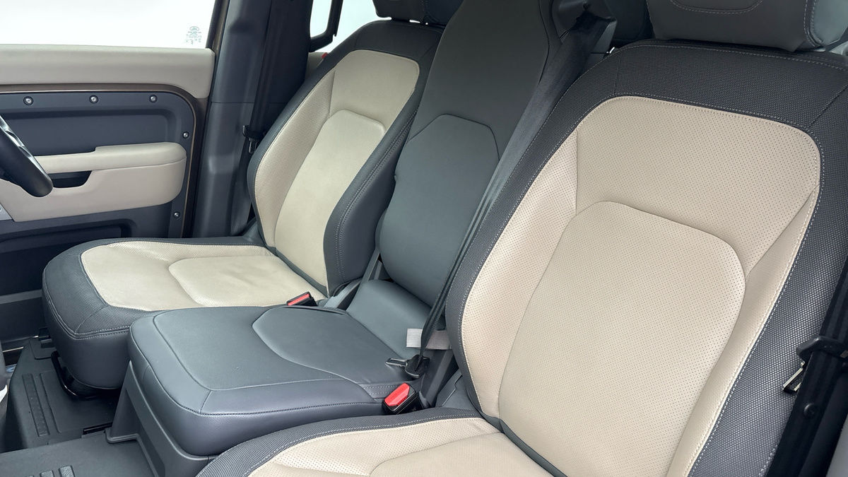 Land Rover Defender 110 Image 28