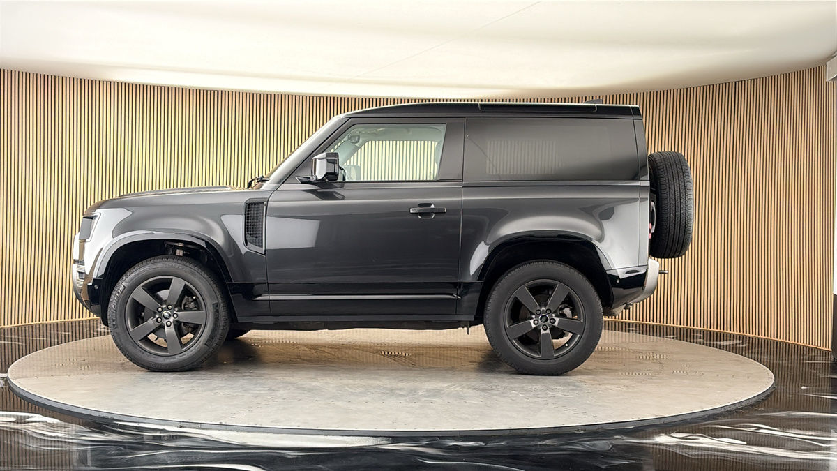 Land Rover Defender 90 Image 15