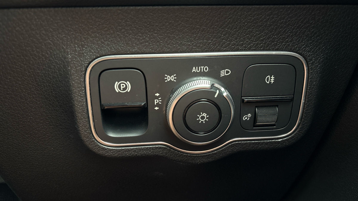 Mercedes-Benz GLB Image 25