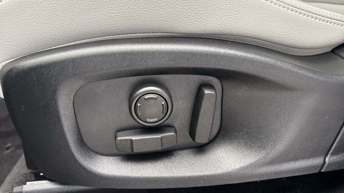 Jaguar E-PACE Image 31