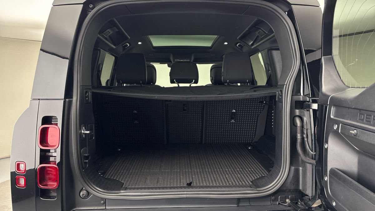 Land Rover Defender 110 Image 11