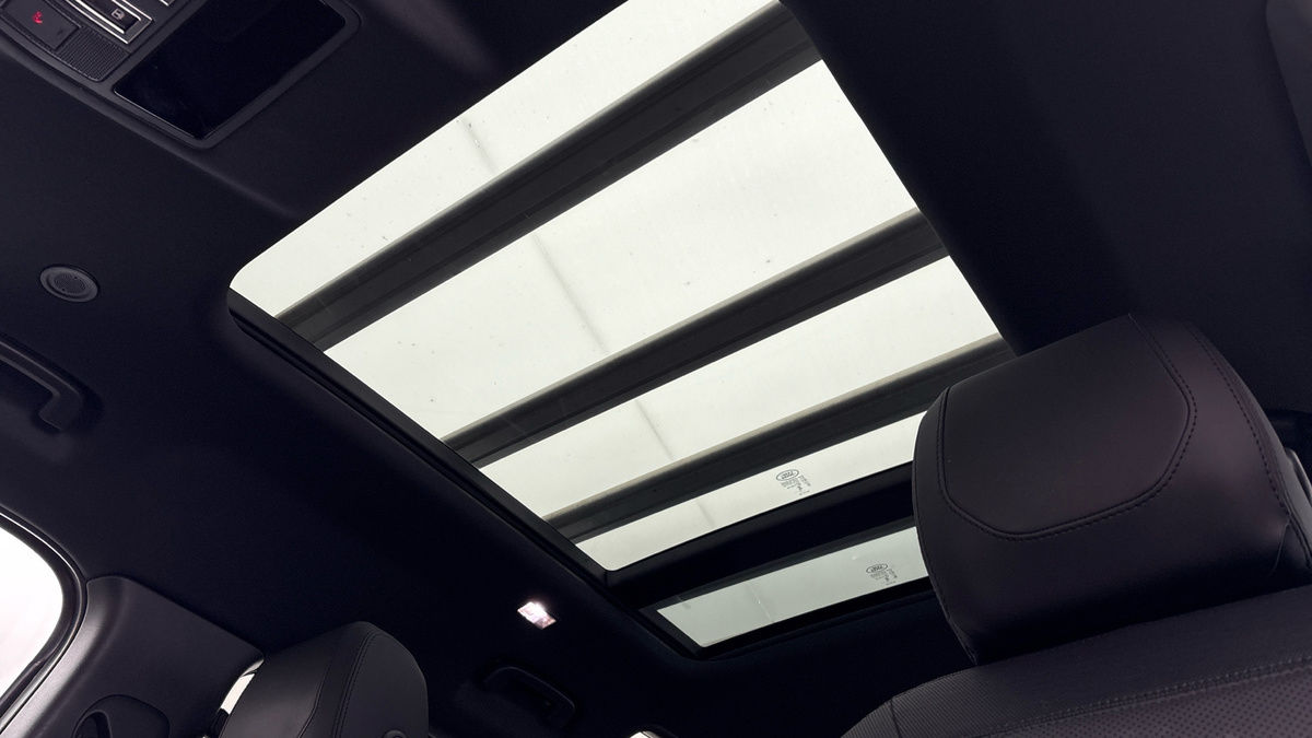 Land Rover Defender 110 Image 6