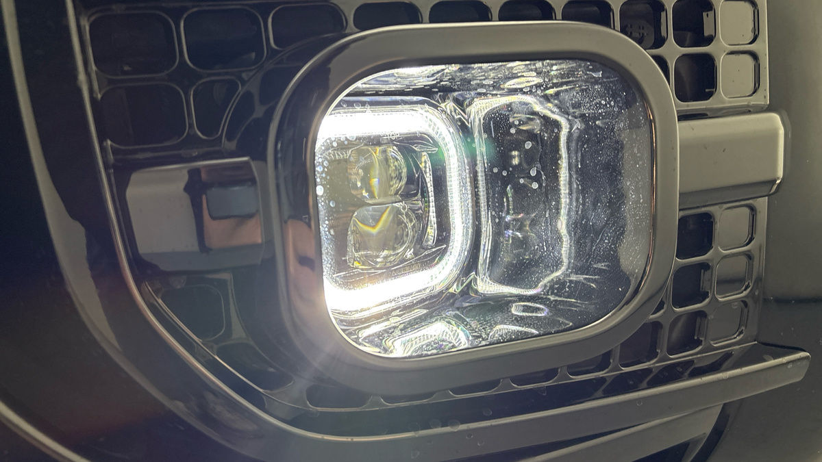 Land Rover Defender 130 Urban Image 29