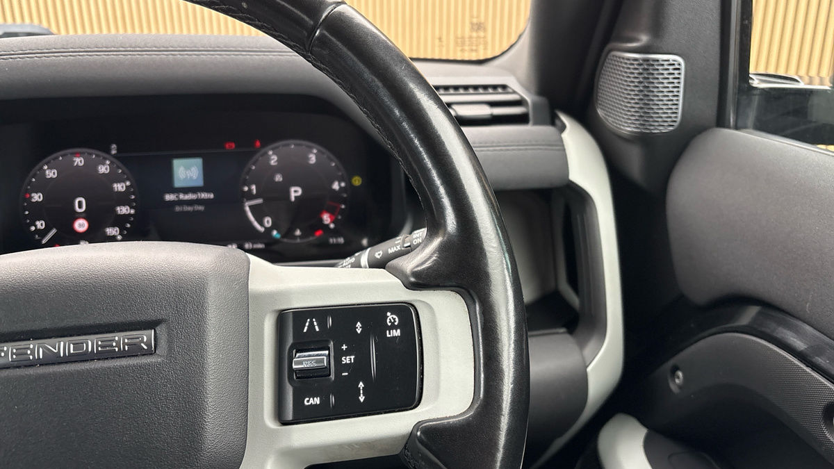 Land Rover Defender 110 Image 14