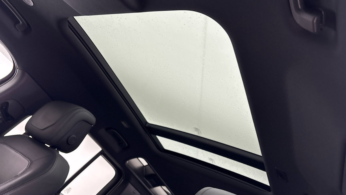 Land Rover Defender 110 Image 6