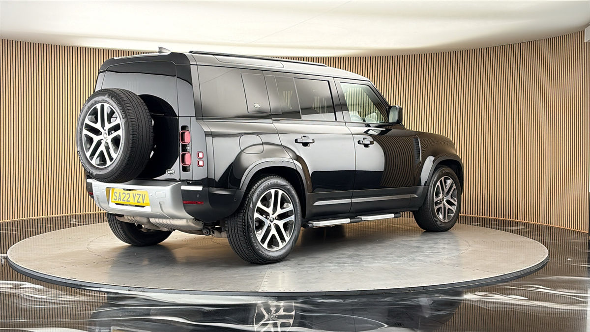 Land Rover Defender 110 Image 21