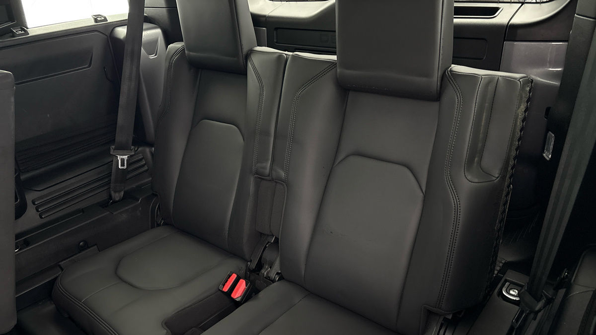 Land Rover Defender 110 Image 25