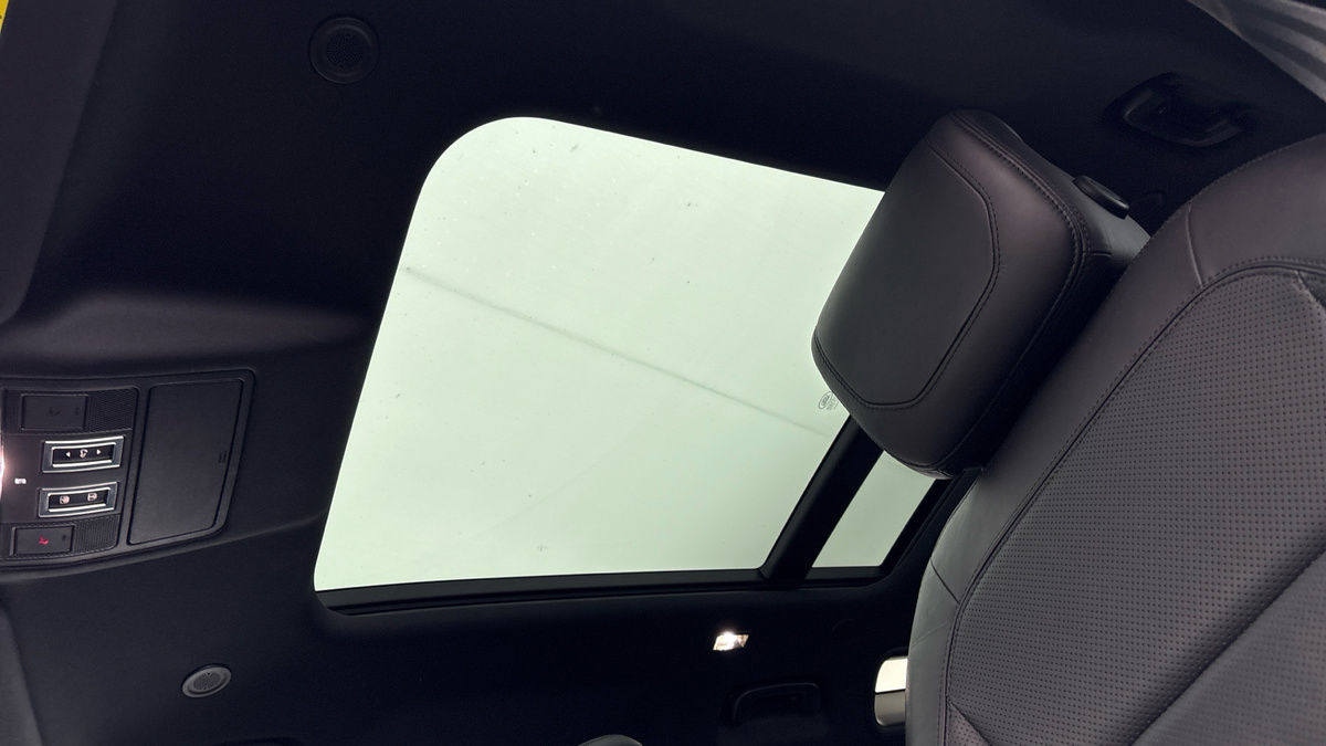 Land Rover Defender 110 Image 6