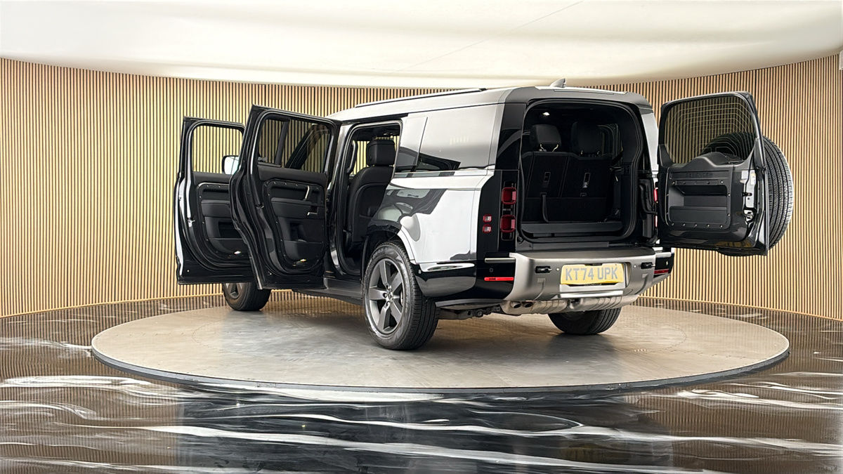 Land Rover Defender 130 Image 23