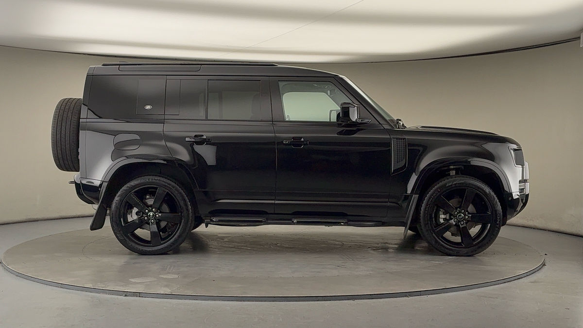 Land Rover Defender 110 Image 16