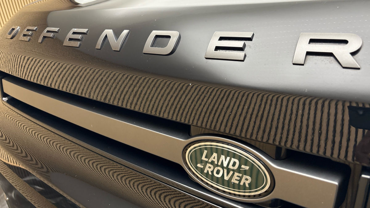Land Rover Defender 110 Image 24