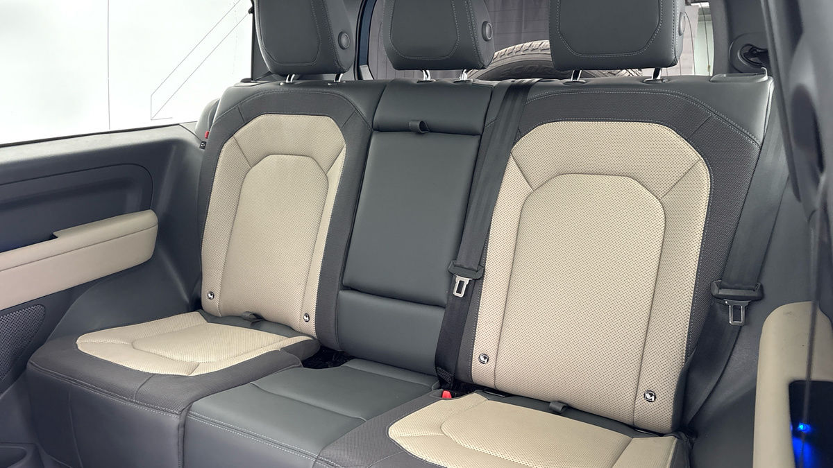 Land Rover Defender 90 Image 8