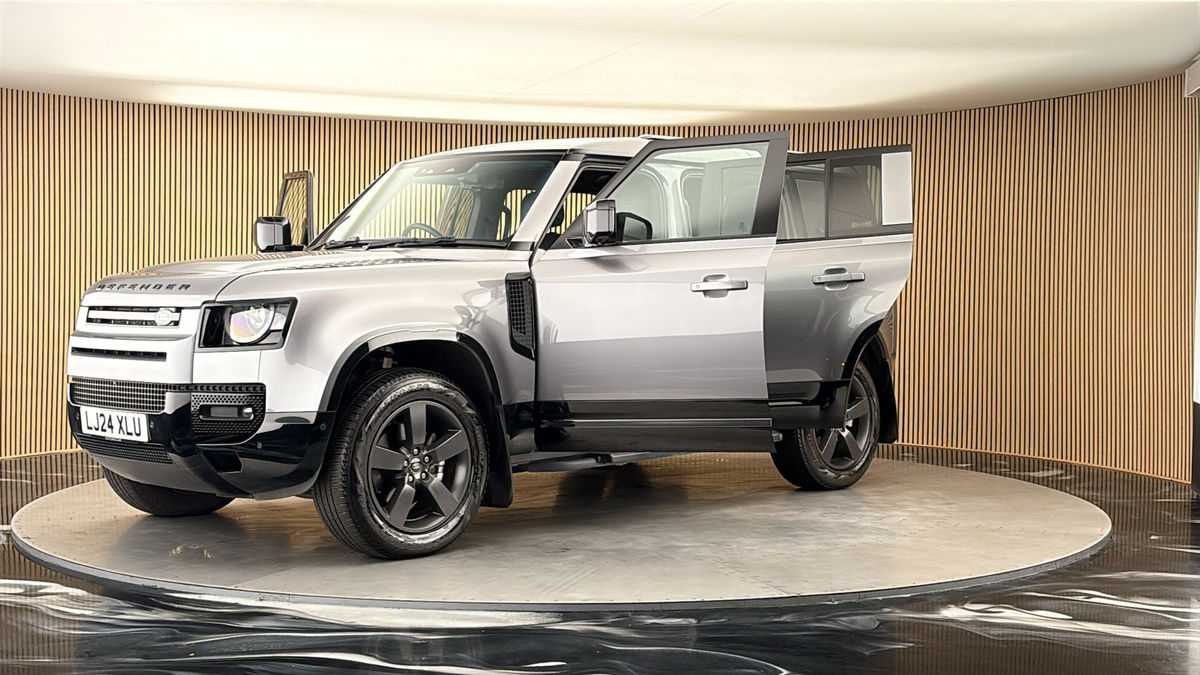 Land Rover Defender 110 Image 22