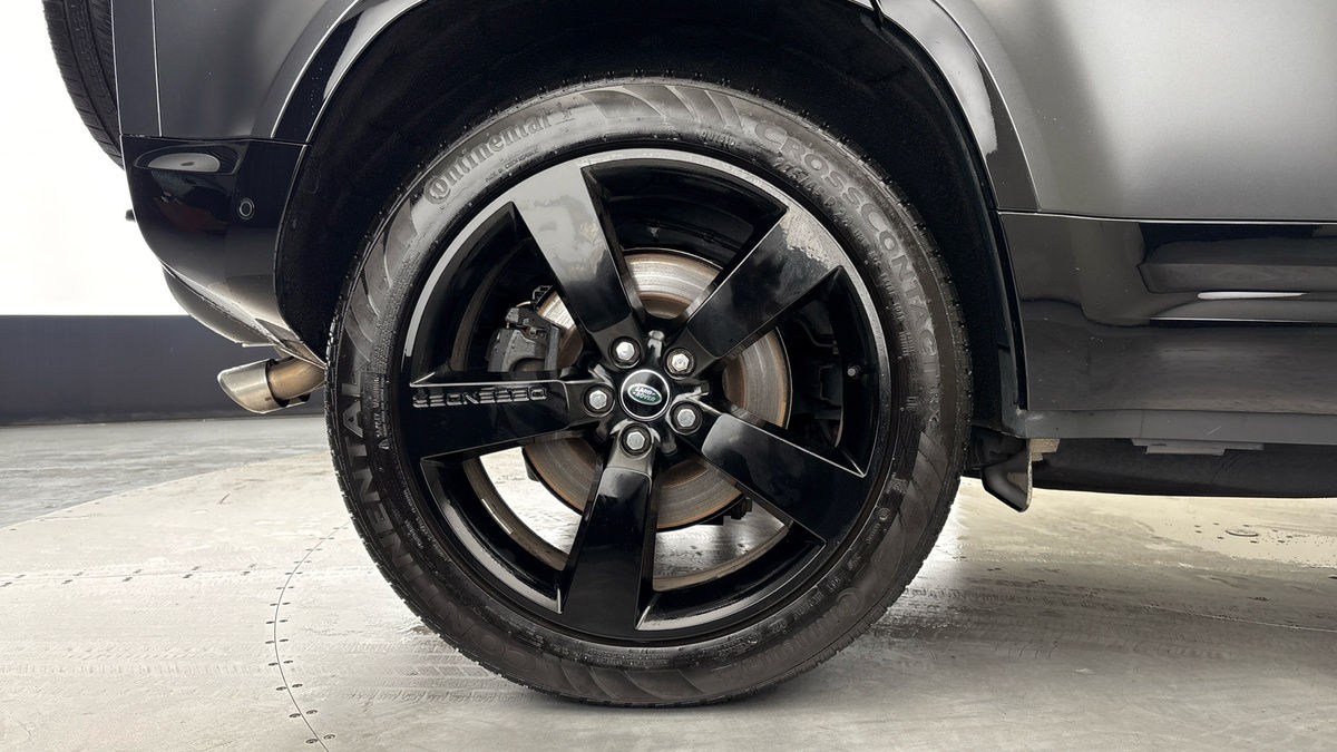 Land Rover Defender 110 Image 10