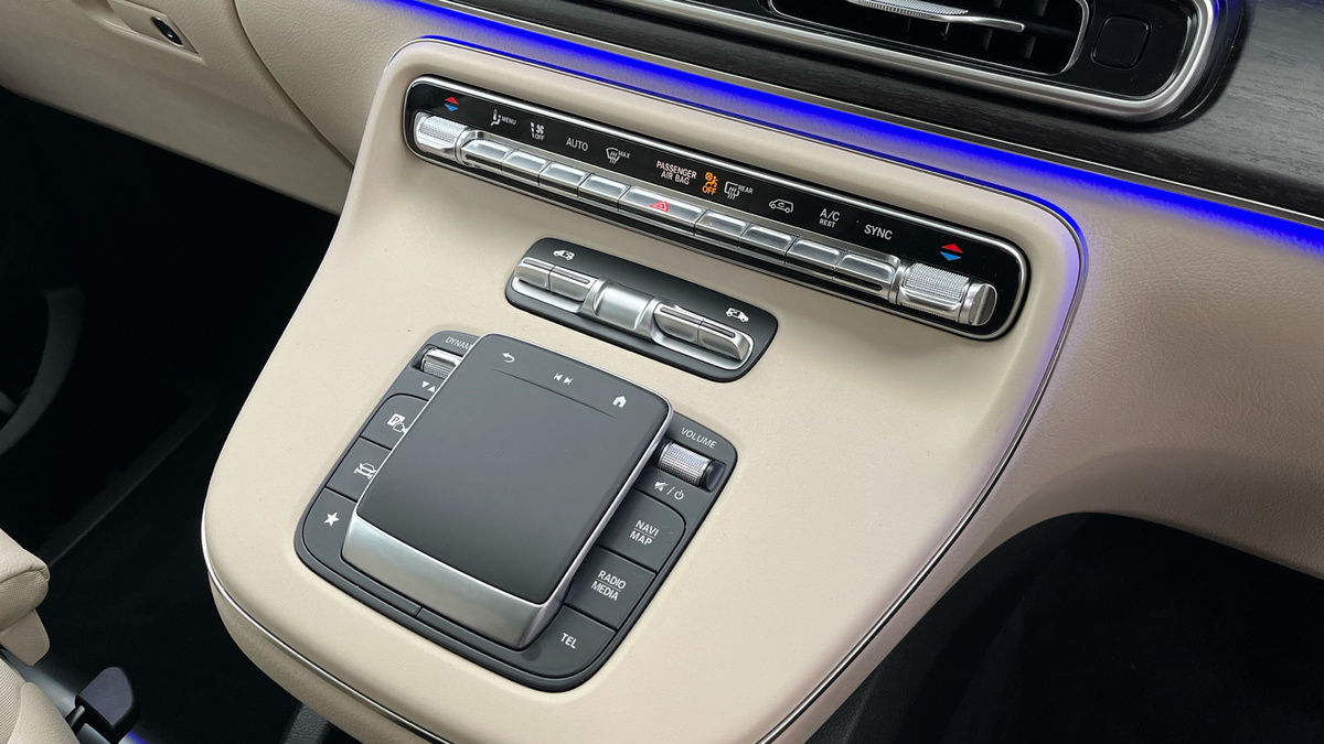 Mercedes-Benz V Class Image 25