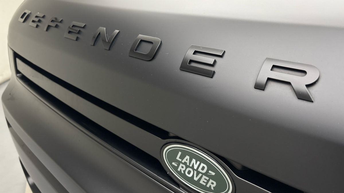 Land Rover Defender 110 Image 24