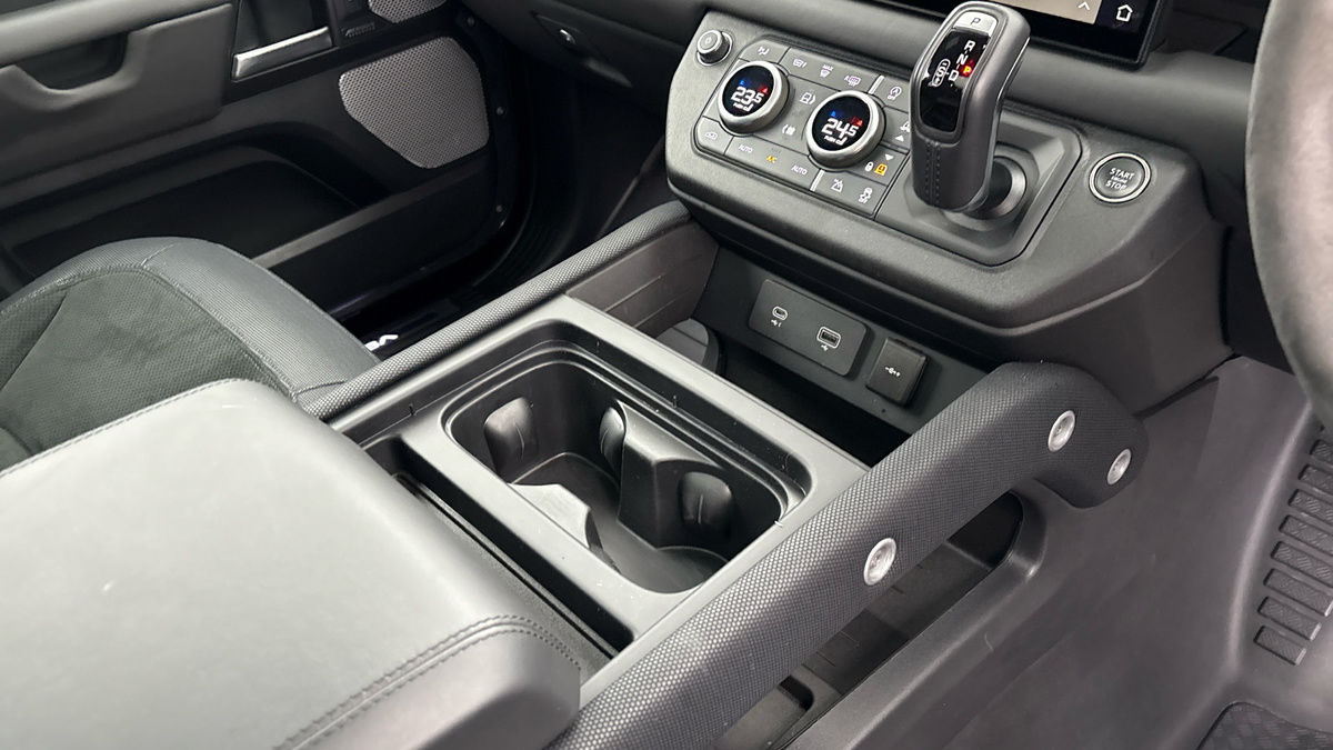 Land Rover Defender 130 Urban Image 18