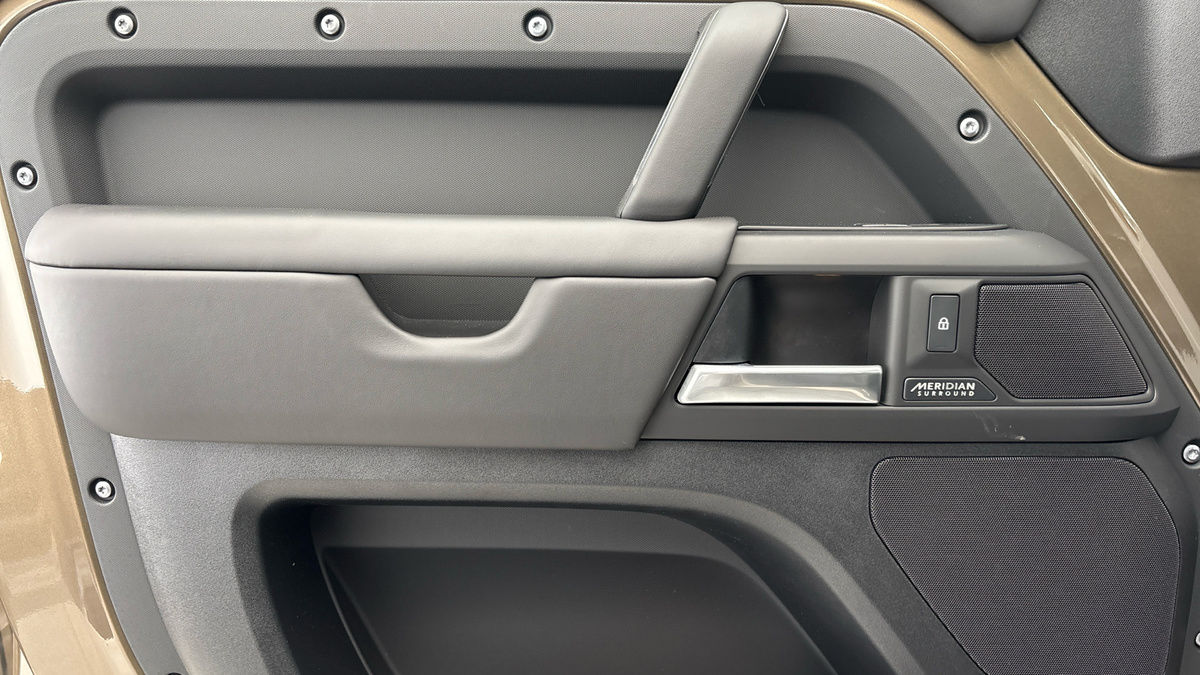 Land Rover Defender 110 Image 19