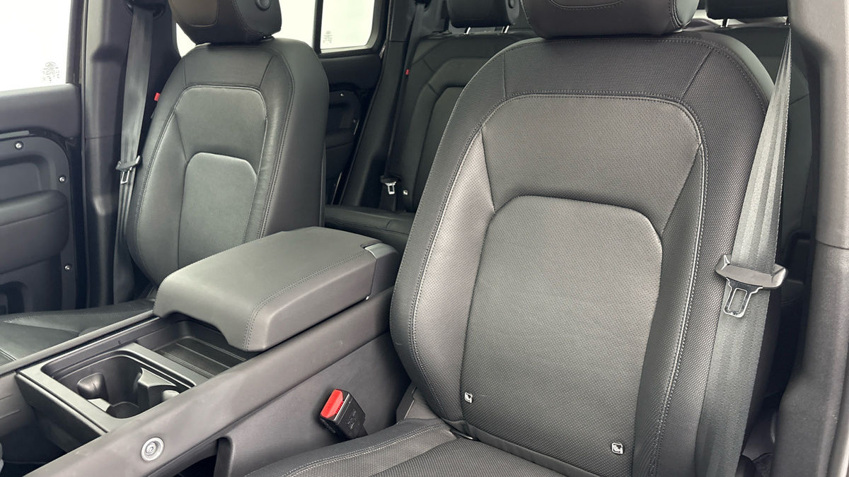 Land Rover Defender 110 Image 7