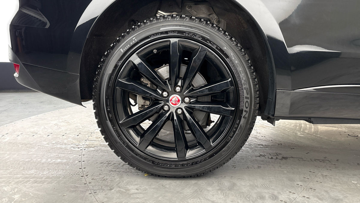 Jaguar F-PACE Image 10