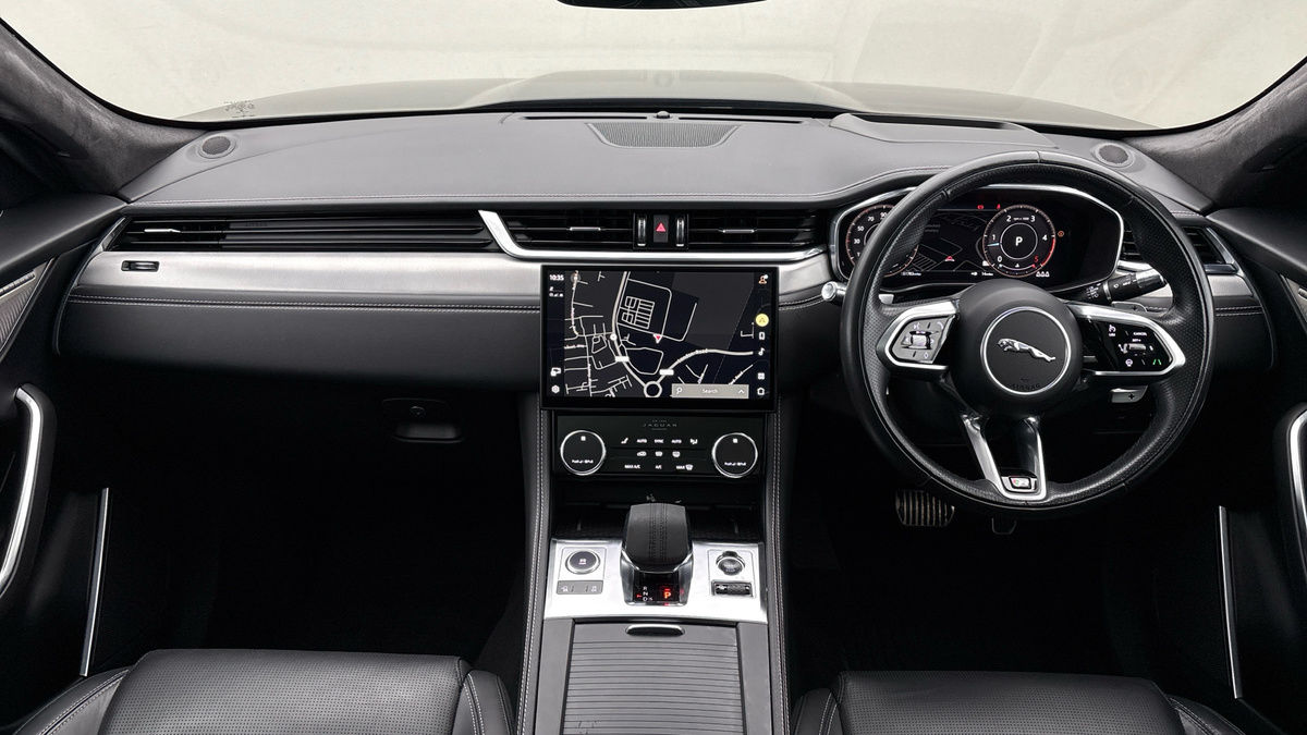 Jaguar F-PACE Image 12