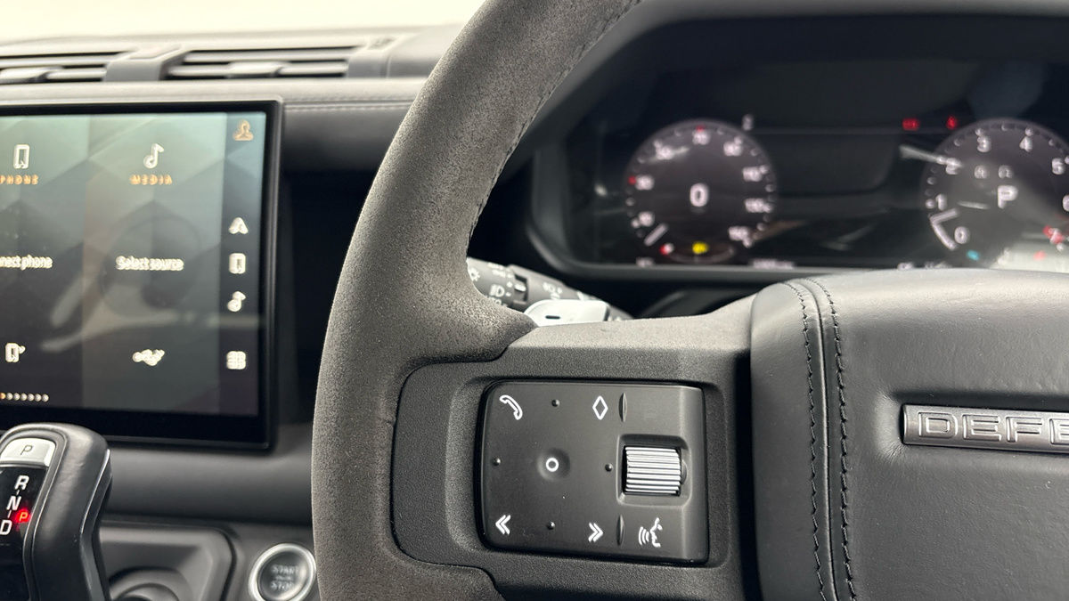 Land Rover Defender 110 Image 13