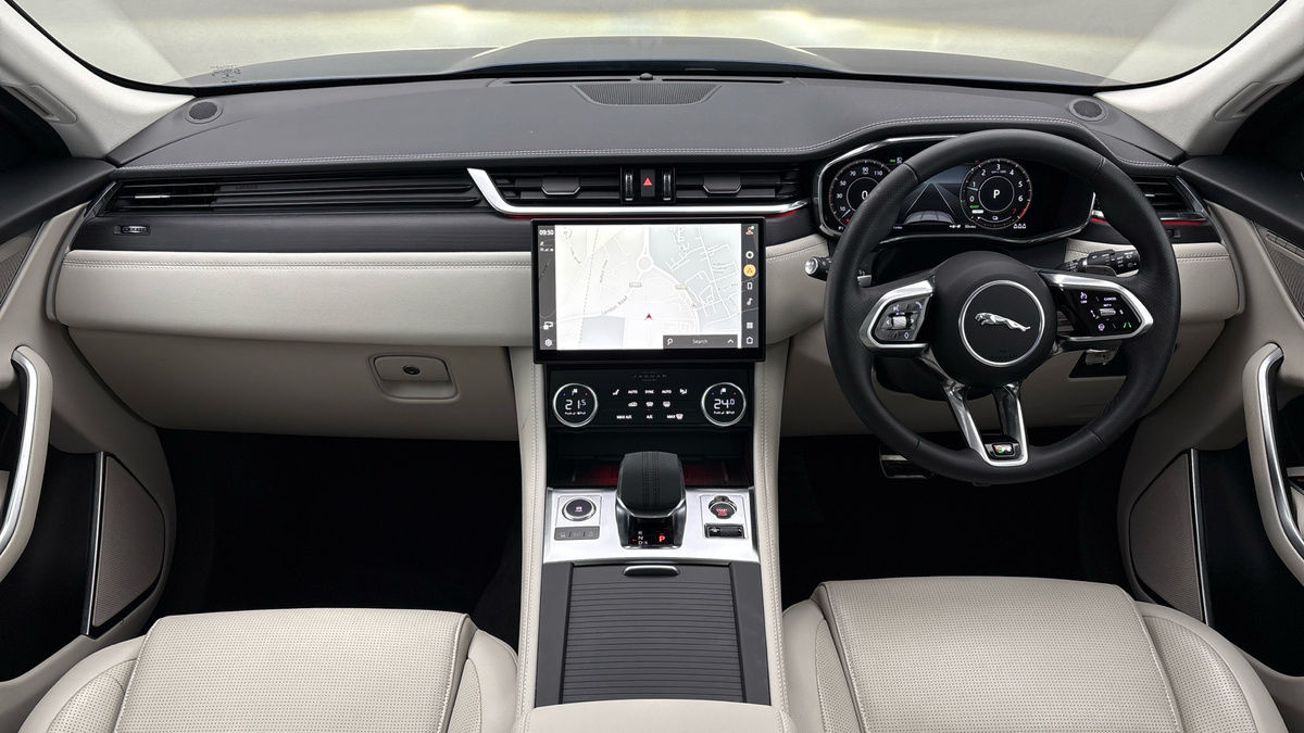 Jaguar F-PACE Image 12