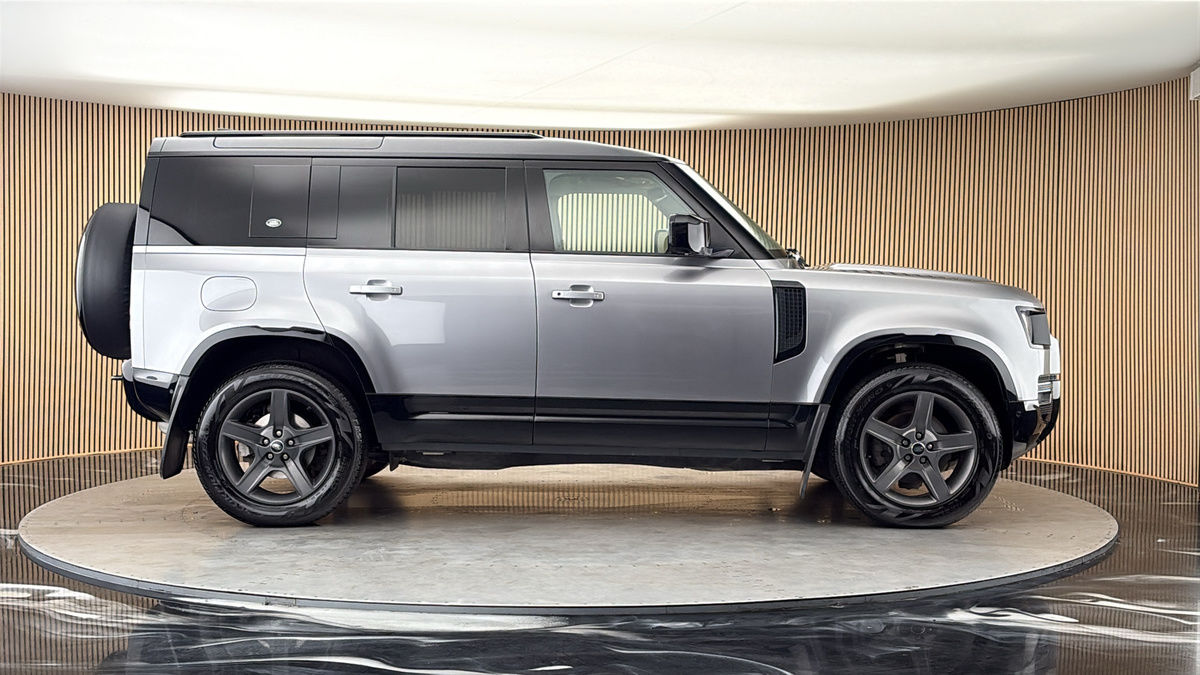 Land Rover Defender 110 Image 16