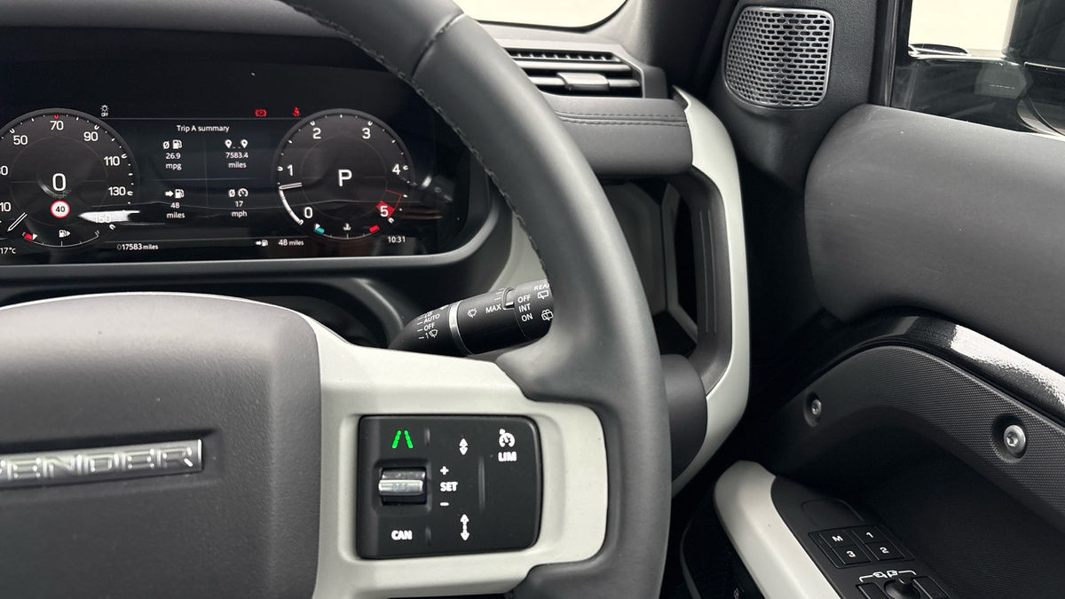 Land Rover Defender 110 Image 14