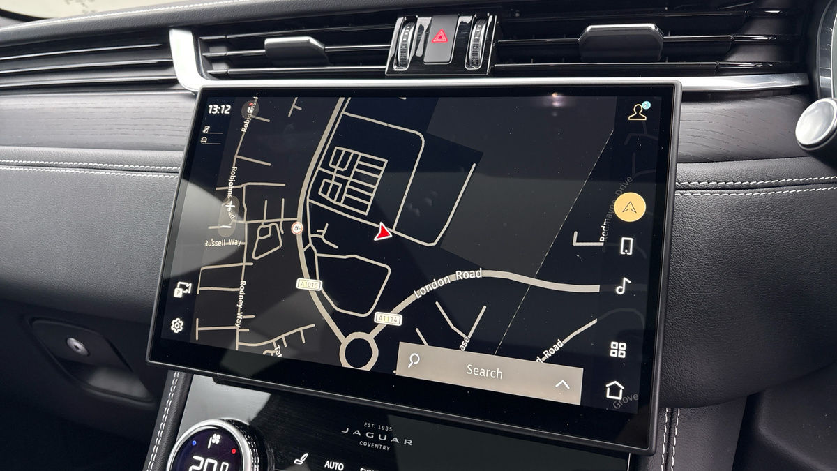 Jaguar F-PACE Image 17